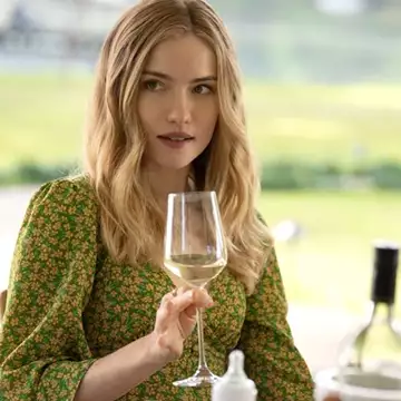 Movie Review | Regretting You (Μετανιώνοντας για εσένα): Ένα συγκινητικό ταξίδι ανάμεσα στη μνήμη, την προδοσία και τη γυναικεία αναγέννηση