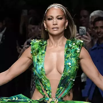 Jennifer Lopez | H στιλίστριά της τότε την είχε ικετέψει να μη βάλει το Jungle Dress του Versace