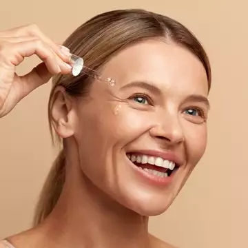 5 οροί προσώπου που κάνουν θαύματα για τις βαθιές ρυτίδες