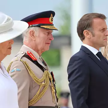 Βασίλισσα Καμίλα - Brigitte Macron | Επέλεξαν και οι δύο total white για την D-Day