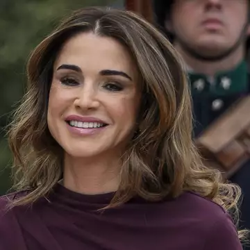 Ράνια της Ιορδανίας | Αγκαλιά με την εγγονή της, πριγκίπισσα Iman, στη χριστουγεννιάτικη κάρτα της βασιλικής οικογένειας