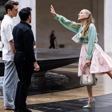 Sarah Jessica Parker | Εγκαινίασε τον τρίτο κύκλο του And Just Like That με ένα ιδιαίτερο look