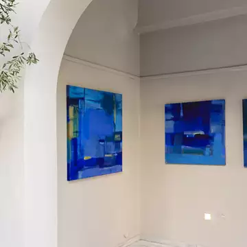 Ο Ενδιάμεσος Χώρος | Η νέα έκθεση του Γιάννη Αδαμάκου παρουσιάζεται στον Πόρο