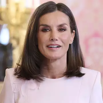 Βασίλισσα Letizia | Με ρομαντικό ροζ φόρεμα σε επίσημο γεύμα