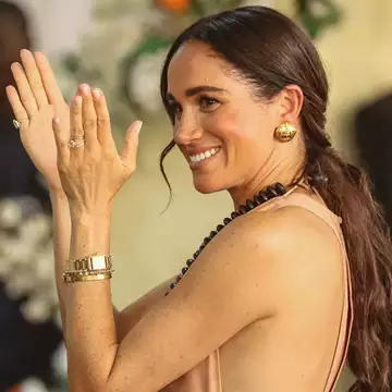 Meghan Markle | Το κόκκινο φόρεμα και ο λόγος που το επέλεξε για τη δεύτερη μέρα στη Νιγηρία