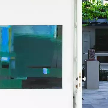 Art Club | 5+1 εικαστικές εκθέσεις μάς οδηγούν σε δημοφιλή νησιά και τον Σεπτέμβριο