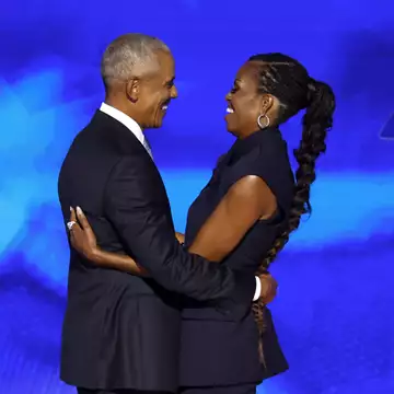 32 χρόνια γάμου | Ο Barack και η Michelle Obama γιορτάζουν τη συγκεκριμένη επέτειο με μία ανατρεπτική φωτογραφία