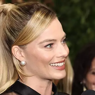 Margot Robbie | Με έμπνευση από τη Barbie η νέα της εμφάνιση