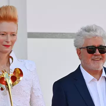 Tilda Swinton| Η Μούσα του Pedro Almodavar με την αλλόκοσμη ομορφιά είναι το απόλυτο fashion