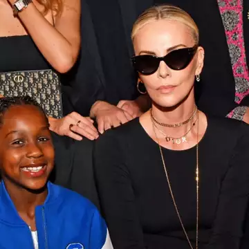 Charlize Theron | Στιλάτη, μαζί με την κόρη της August στο show του οίκου Dior