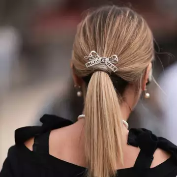 Τα αξεσουάρ μαλλιών που θα σας αναδείξουν στην πιο καλοντυμένη των χριστουγεννιάτικων gatherings