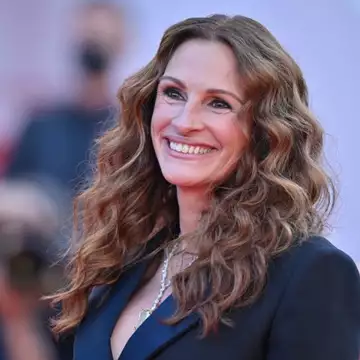 Η Julia Roberts μόλις υιοθέτησε το πιο πρακτικό κούρεμα για γυναίκες άνω των 50