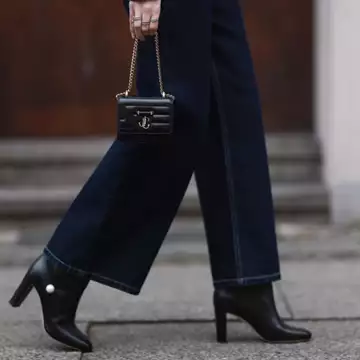 Τα παπούτσια που φοράνε οι κομψές γυναίκες άνω των 50 αυτή την εποχή