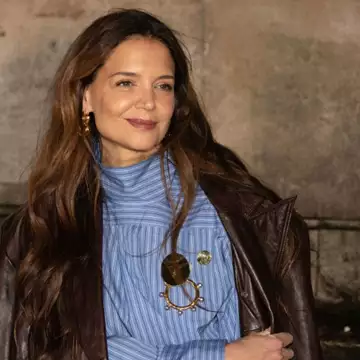 Το ανοιξιάτικο χρώμα μαλλιών που θα "γλυκάνει" τα χαρακτηριστικά του προσώπου σας