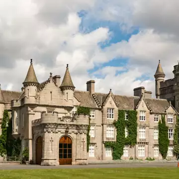 Balmoral | Άνοιξε για το κοινό και οι επισκέψεις έγιναν sold out μέσα σε ένα 24ωρο