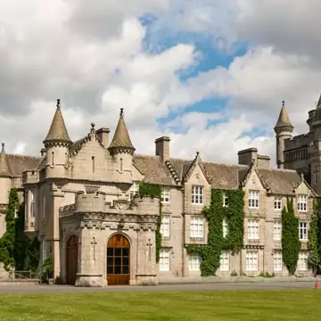 Οι εξοχικές επαύλεις που περνούν τα καλοκαίρια τους οι βασιλικές οικογένειες της Ευρώπης