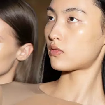 Mocha Mousse | Πώς να εντάξετε το χρώμα του 2025 στο μακιγιάζ σας