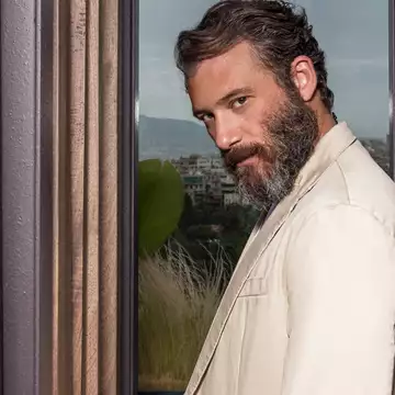 Ο Αντίνοος Αλμπάνης στο Harper's Bazaar: "Έγινα ηθοποιός για να καταλάβω τη ζωή"