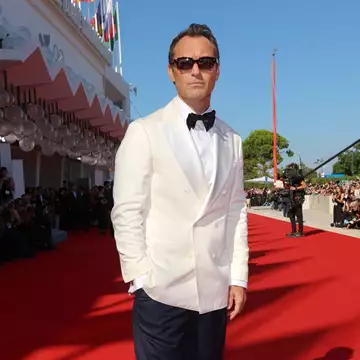 Jude Law | Η σπάνια εμφάνιση της συζύγου του στην παγκόσμια πρεμιέρα της ταινίας του στο Φεστιβάλ Βενετίας