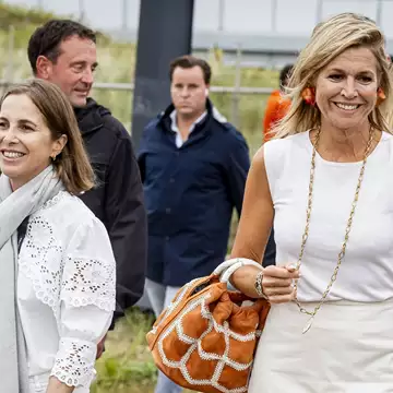 Βασίλισσα Maxima | Η φθινοπωρινή εμφάνιση με τις τρεις κόρες της μετά τις οικογενειακές διακοπές στην Ελλάδα