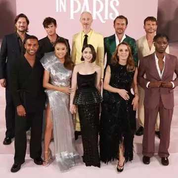 Πρεμιέρα για το Emily in Paris 4 | Τα looks που φόρεσαν οι πρωταγωνίστριες στο κόκκινο χαλί