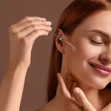 3 πανίσχυροι οροί που μειώνουν τις ρυτίδες και χαρίζουν λάμψη στην επιδερμίδα