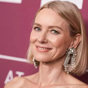 Naomi Watts | Το προϊόν ομορφιάς που έχει λατρέψει μετά την εμμηνόπαυση