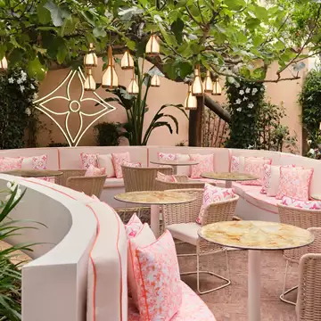 Απόδραση στο St. Tropez | Το pop up εστιατόριο του οίκου Louis Vuitton μας ταξιδεύει στην Κυανή Ακτή