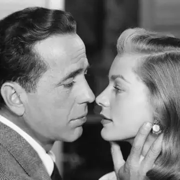Lauren Bacall: 100 χρόνια από τη γέννηση της διάσημης femme fatale, της γυναίκας που ξετρέλανε τον Bogart