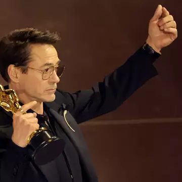 "Ευχαριστώ την απαίσια παιδική μου ηλικία" | O Robert Downey Jr. κέρδισε το πρώτο του Όσκαρ