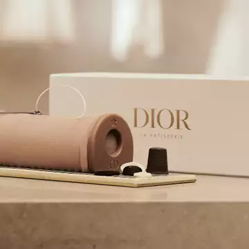 Christmas Temptation | Ο σοκολατένιος κορμός του οίκου Dior είναι ένα μικρό έργο τέχνης