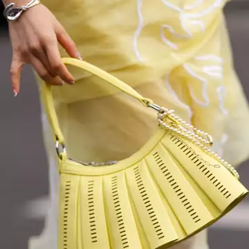 Τέλος τα παστέλ | Αυτό είναι το χρώμα νυχιών που επιλέγουν όλες οι fashionistas φέτος την άνοιξη