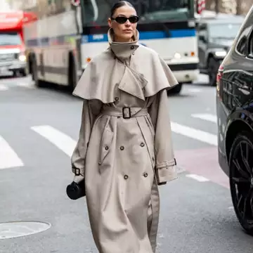 Οι πιο ωραίες καμπαρντίνες της φετινής άνοιξης έχουν μοντέρνα σχέδια και χρώματα