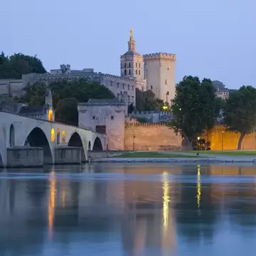 O οίκος Louis Vuitton ταξιδεύει στην Αβινιόν για το show Cruise 2026