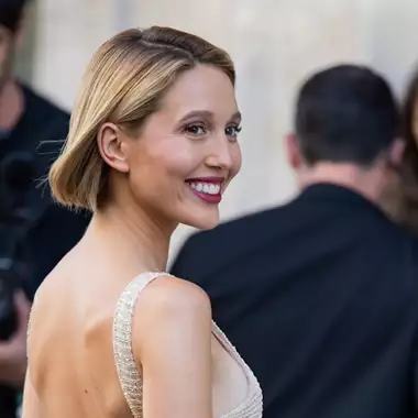 Από τις Σπέτσες στο Παρίσι | Η Μαρία Ολυμπία Ντε Γκρες με sexy εμφάνιση σε fashion show