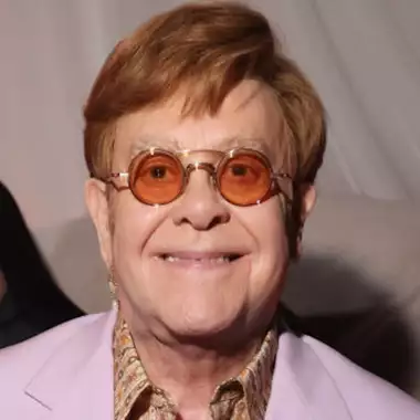 Ο Elton John "προσπαθεί να γίνει ειρηνοποιός στη διαμάχη της οικογένειας Beckham"