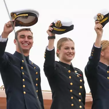 Πριγκίπισσα Leonor | Ο γοητευτικός Βρετανός που τη συντροφεύει στο ταξίδι της στον ωκεανό