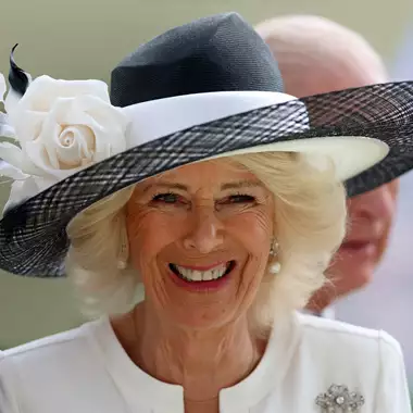 Γιατί η βασίλισσα Καμίλα δε φόρεσε τιάρα στον γάμο της με τον βασιλιά Κάρολο;