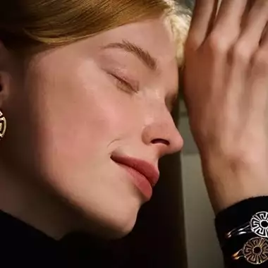 "AENAON" | Η αέναη λάμψη του oίκου ZOLOTAS αναδεικνύεται μέσα από ένα γούρι-ωδή στο μοτίβο του Μαίανδρου