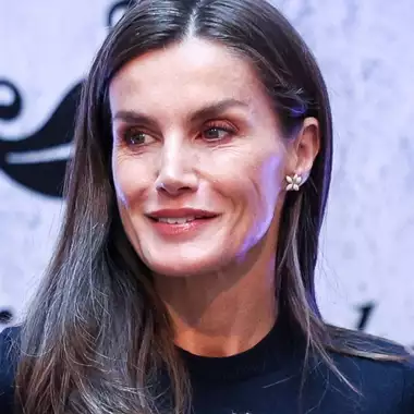 Βασίλισσα Letizia | Αναβάθμισε τα πλεκτά με ένα φλοράλ φόρεμα