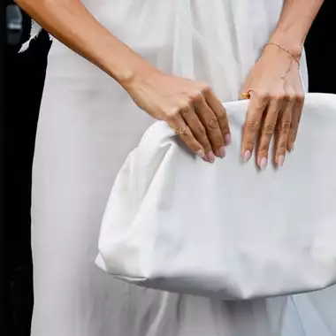 Pantone Cloud Dancer | 4 μανικιούρ που απογειώνουν το πιο "ακριβό" χρώμα του 2026