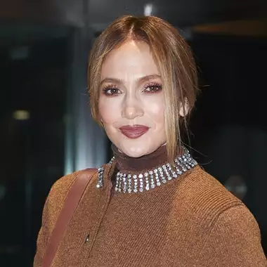 Η Jennifer Lopez με το χρώμα νυχιών που δείχνει πάντα πολυτελές