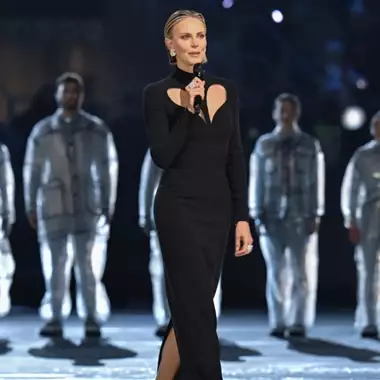 Charlize Theron | Το μήνυμα που έστειλε μέσα από το φόρεμά της στην τελετή έναρξης των Χειμερινών Ολυμπιακών Αγώνων του 2026