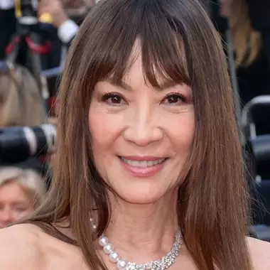 Η Michelle Yeoh με τις δύο τάσεις μαλλιών που λίγες γυναίκες θα τολμούσαν να συνδυάσουν μετά τα 60
