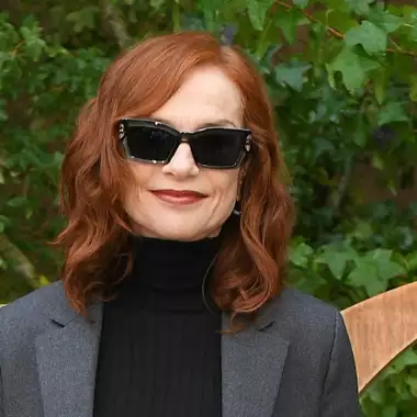 Το άκρως κολακευτικό κούρεμα που επιλέγουν διαρκώς οι πιο κομψές Γαλλίδες άνω των 50