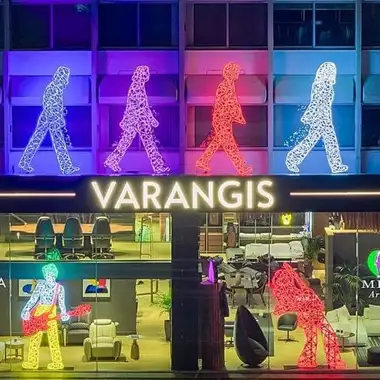 Όταν το φως γίνεται τέχνη: Τα φωτιζόμενα γλυπτά του Marco Lodola στη VARANGIS