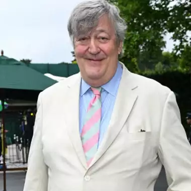 Stephen Fry | Η διάκριση από τον βασιλιά Κάρολο για τη συμβολή του σε θέματα ψυχικής υγείας