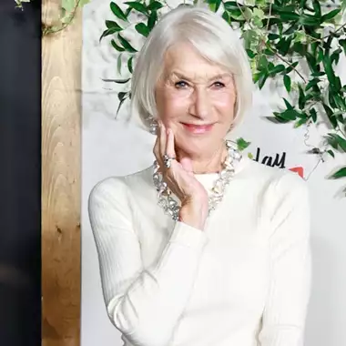 Helen Mirren: "Είμαι ζωντανή. Σταματήστε να χρησιμοποιείτε αυτές τις φρικτές ετικέτες για μένα"