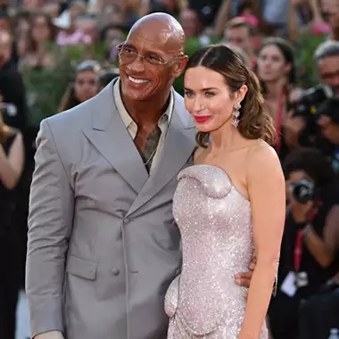 Emily Blunt | Εκθαμβωτική στο πλευρό του Dwayne Johnson στο κόκκινο χαλί στη Μόστρα