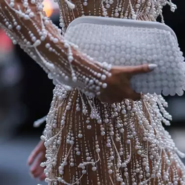 Christmas Nails | 4 μα��ικιούρ που θα σας κάνουν να ξεχάσετε το κλασικό κόκκινο αυτές τις γιορτές